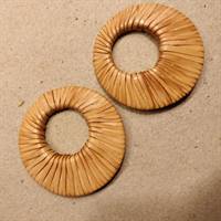 Læderomviklede ringe, til et par øreringe.